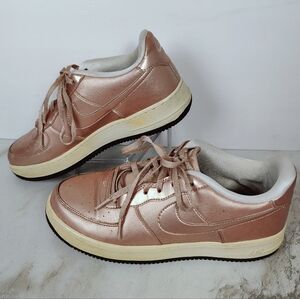 Nike Girls' Air Force 1 SE GS Metallic Rose Gold Sneakers Tennis Shoes, 7Y